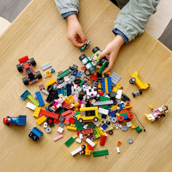 Конструктор LEGO Classic Кубики та колеса 653 деталі (11014)