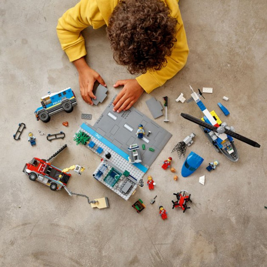 Конструктор LEGO City Погоня поліції в банку 915 деталей (60317)